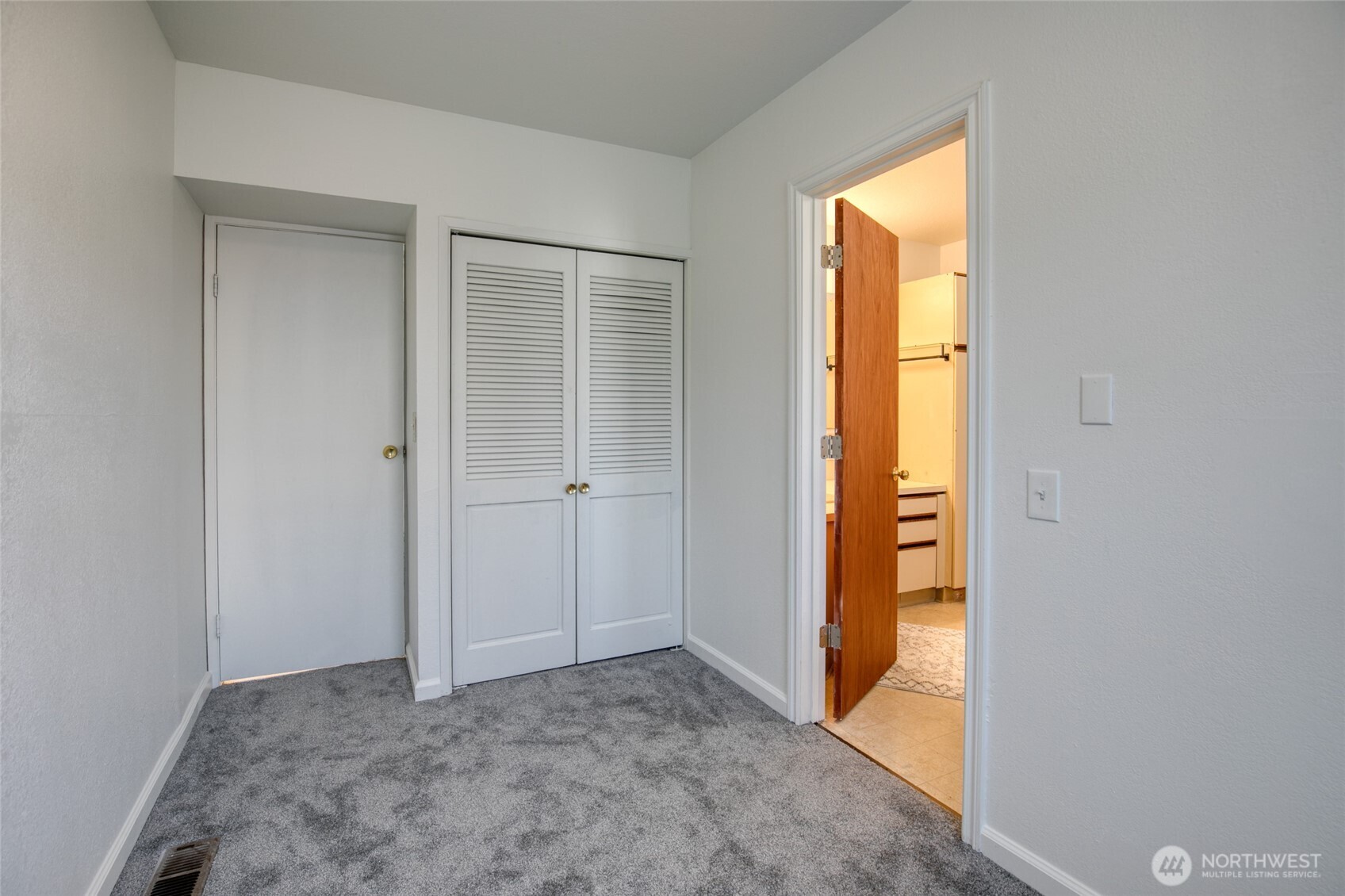 411 West 4th Street Aberdeen, WA 98520 - Photo 21 of 40 a view of entryway with livingroom