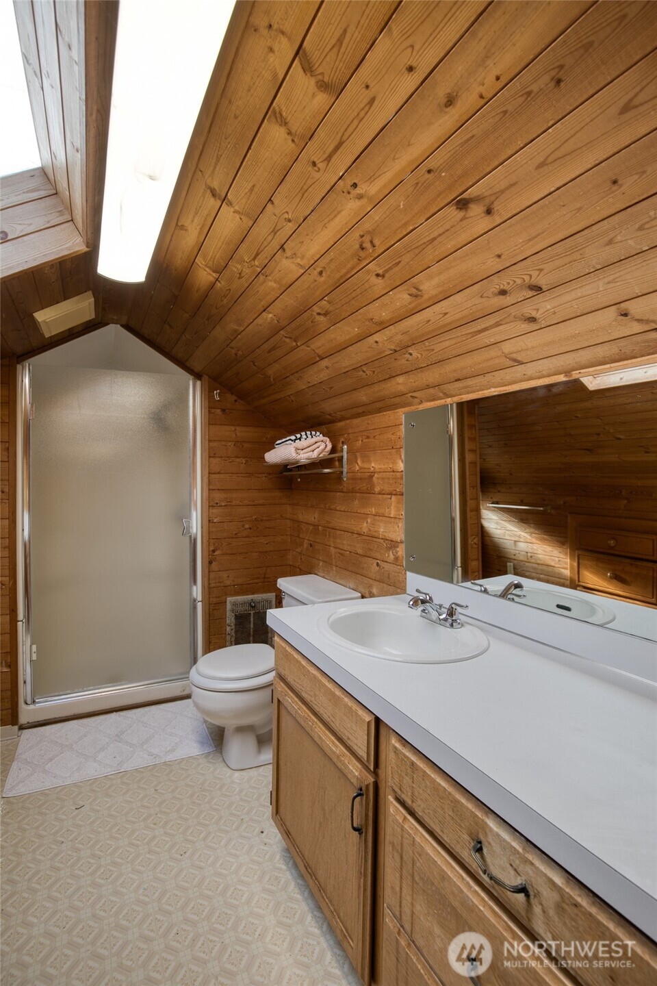 411 West 4th Street Aberdeen, WA 98520 - Photo 25 of 40 a bathroom with a sink a toilet and mirror