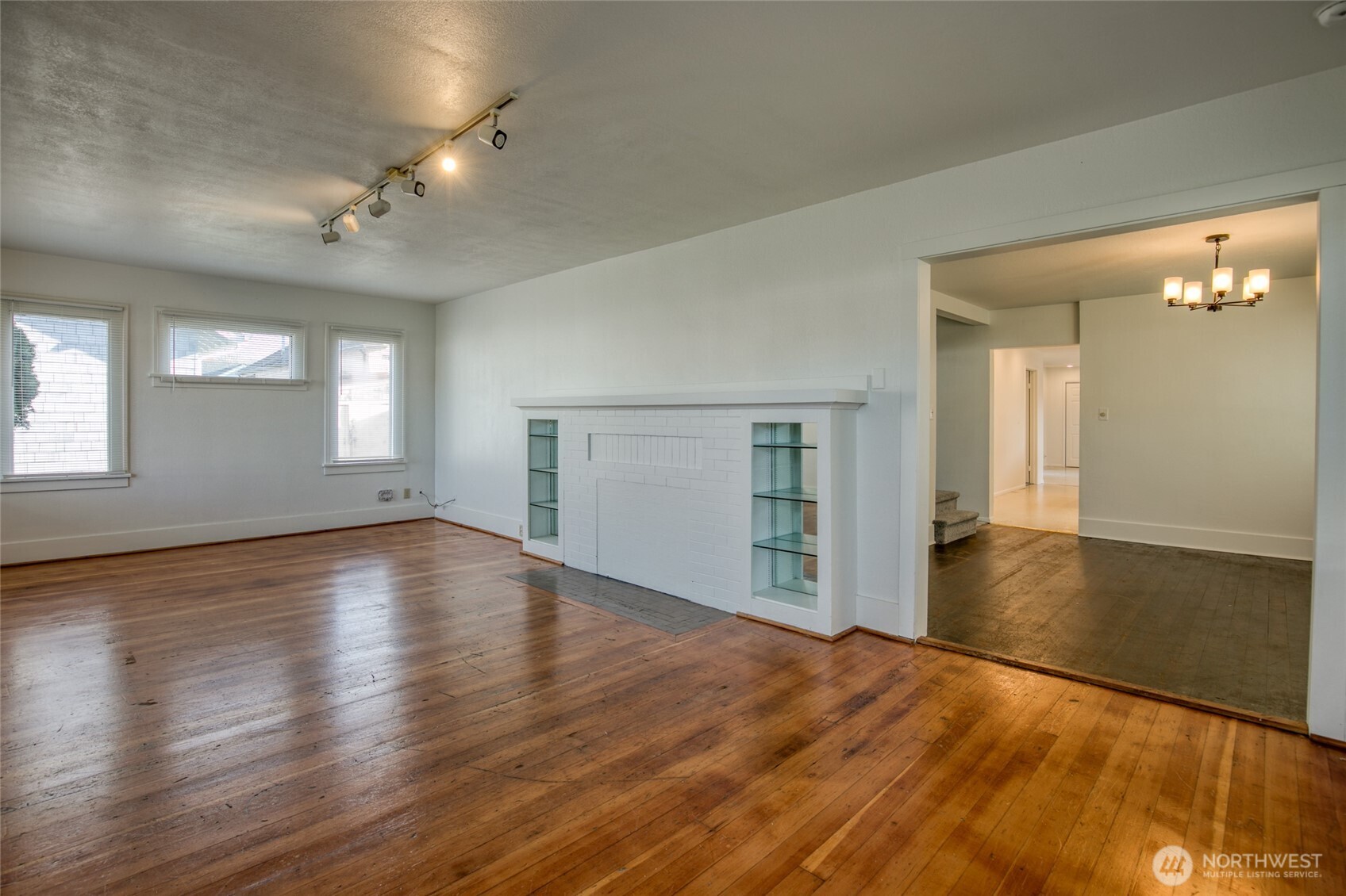 411 West 4th Street Aberdeen, WA 98520 - Photo 6 of 40 an empty room with wooden floor and windows