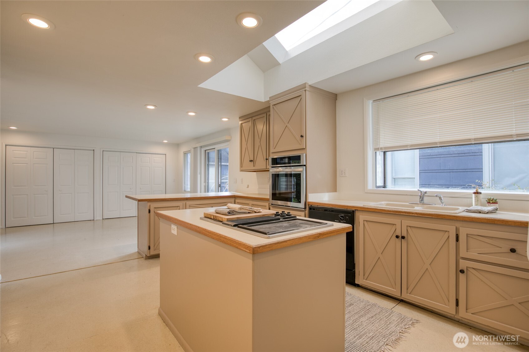 411 West 4th Street Aberdeen, WA 98520 - Photo 8 of 40 a kitchen that has a sink and a stove in it