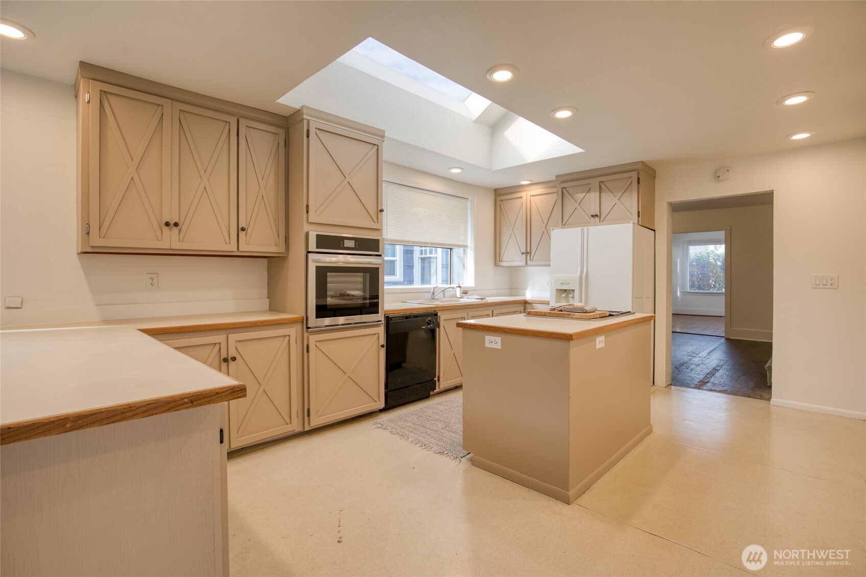 411 West 4th Street Aberdeen, WA 98520 - Photo 9 of 40 a kitchen with cabinets and wooden floor
