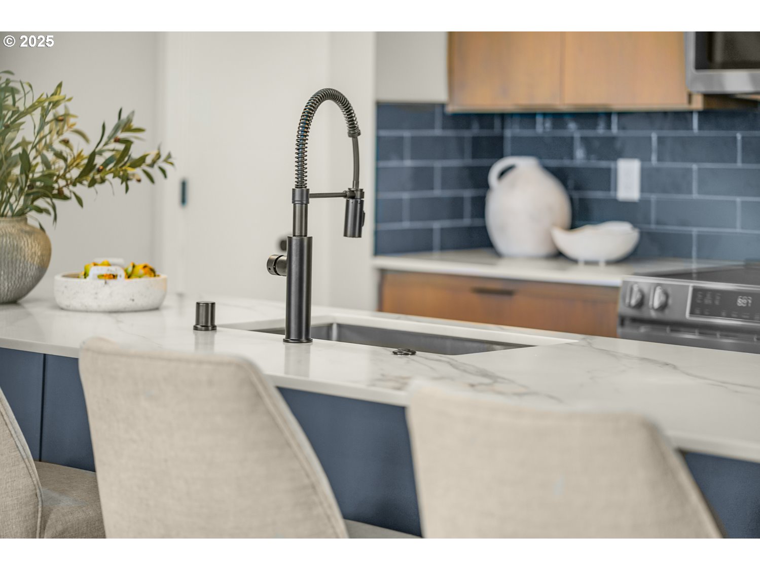 4165 Z Street Washougal, WA 98671 - Photo 13 of 40 a living room with a sink and potted plant