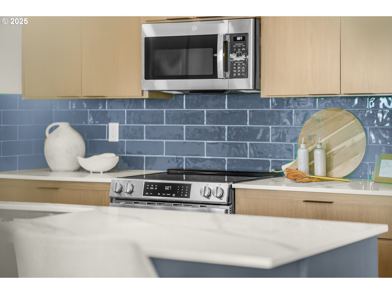 4165 Z Street Washougal, WA 98671 - Photo 14 of 40 a bathroom with a sink a mirror and a bathtub