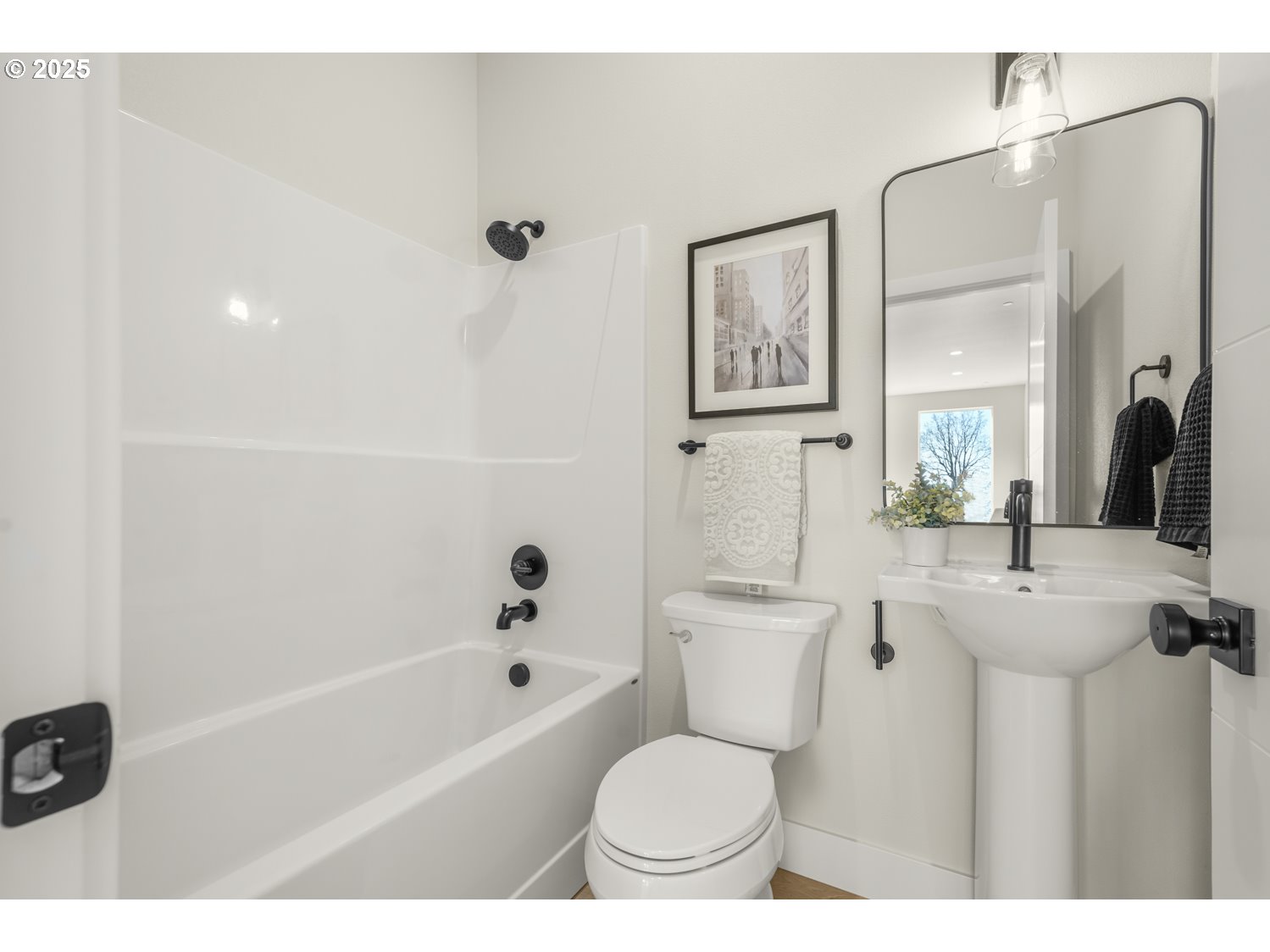 4165 Z Street Washougal, WA 98671 - Photo 20 of 40 a bathroom with a toilet a sink and a bathtub
