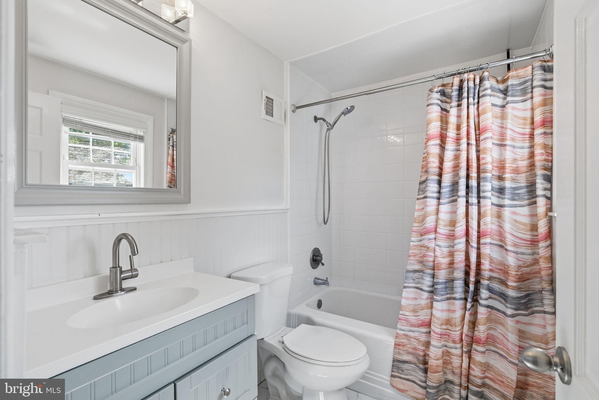 525 Broadview Road Upper Darby, PA 19082 - Photo 30 of 43 Upstairs Hall Full Bath