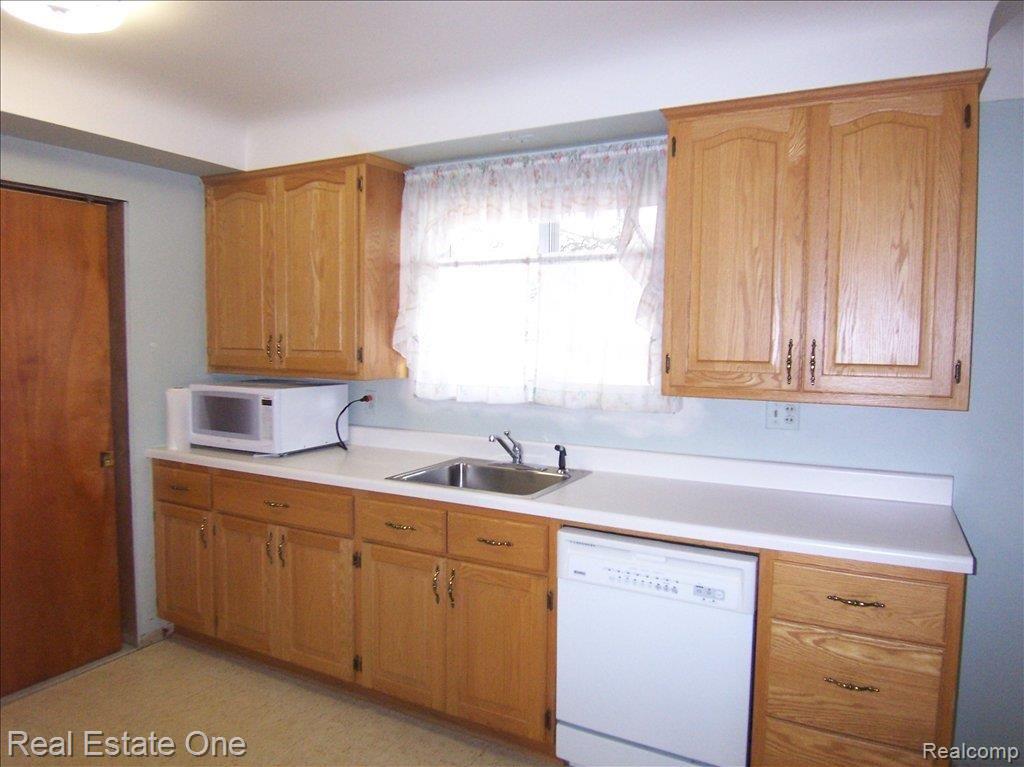 2630 West Tienken Road Rochester, MI 48306 - Photo 8 of 18 Updated Kitchen