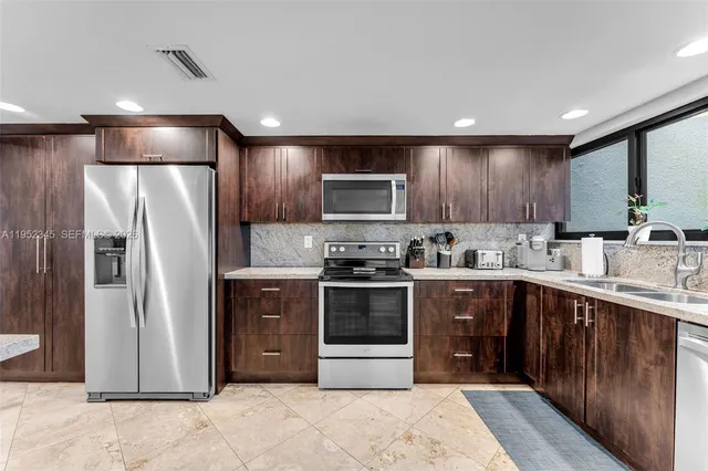 $899,999 | 8725 Southwest 81st Court, Miami, FL 33143