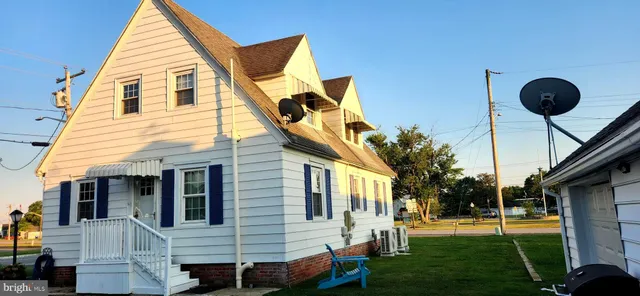 a view of a house with a backyard