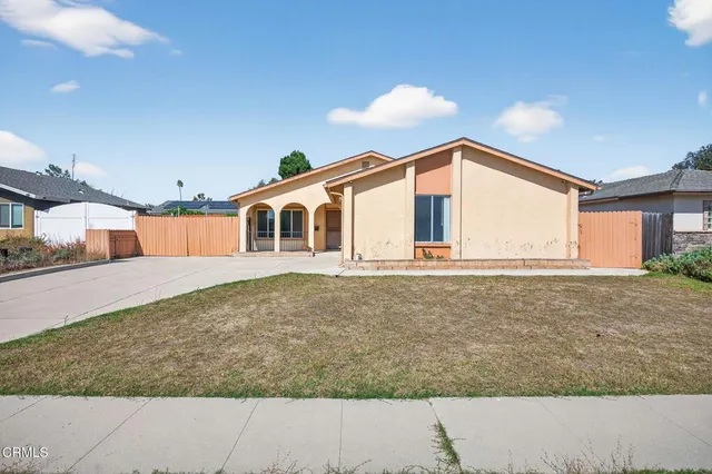 a view of a house with a backyard