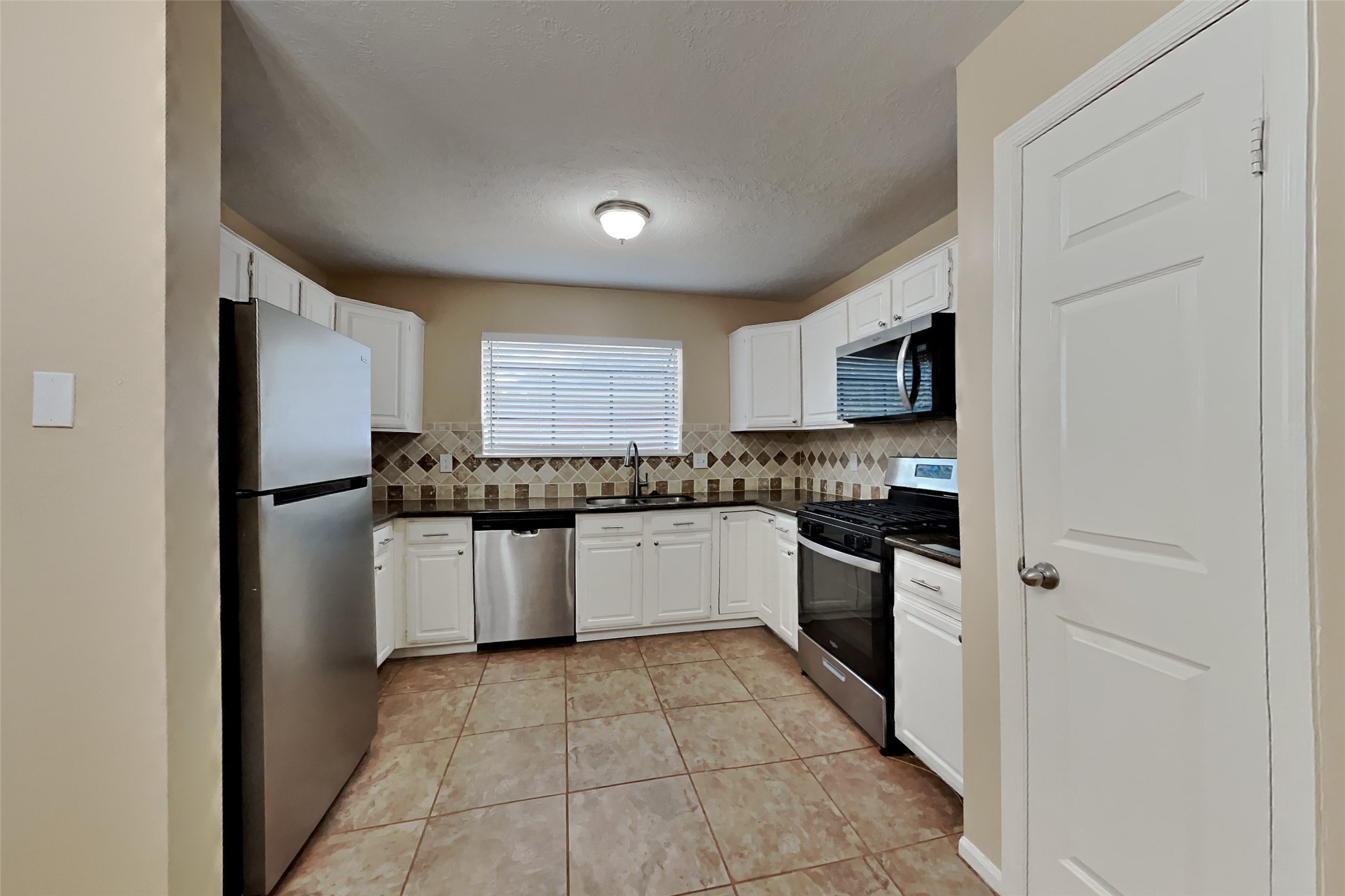 151 East Pathfinders Circle Spring, TX 77381 - Photo 6 of 20 Gallery Image 6