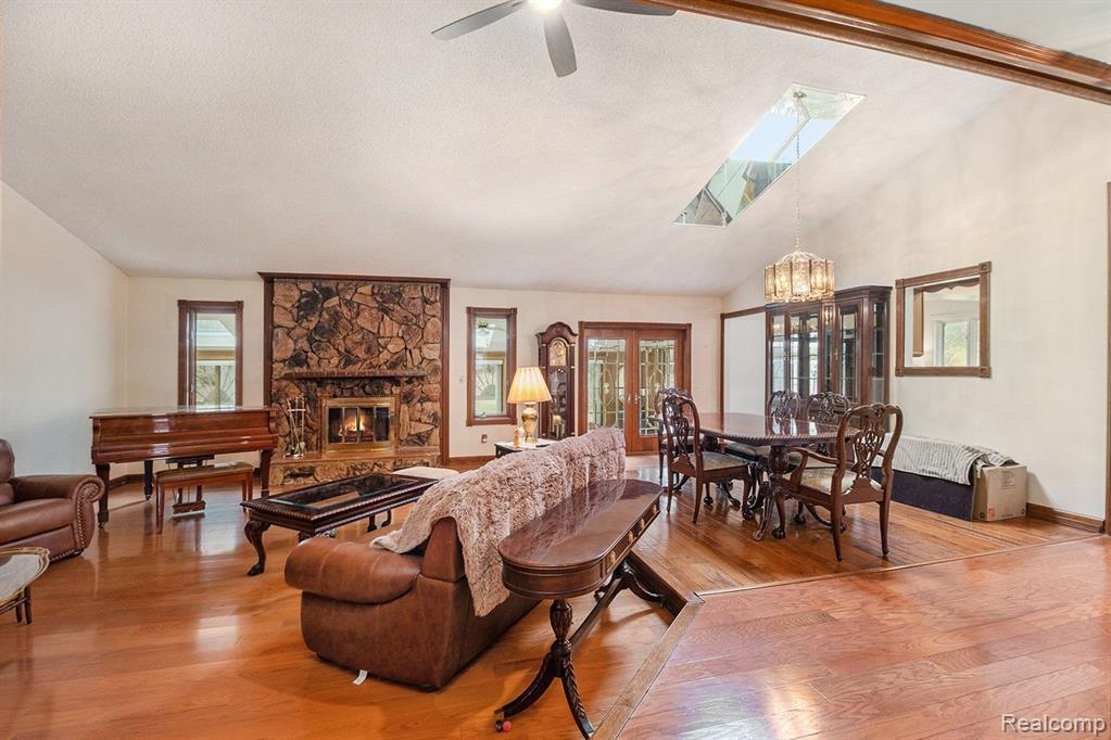 26032 Steele Road Farmington Hills, MI 48331 - Photo 3 of 38