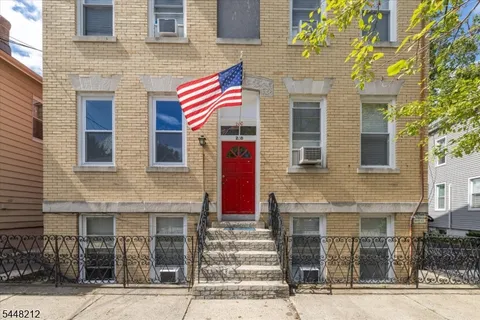 $2,100 | 200 Forest Street, Unit 3R, Montclair, NJ 07042