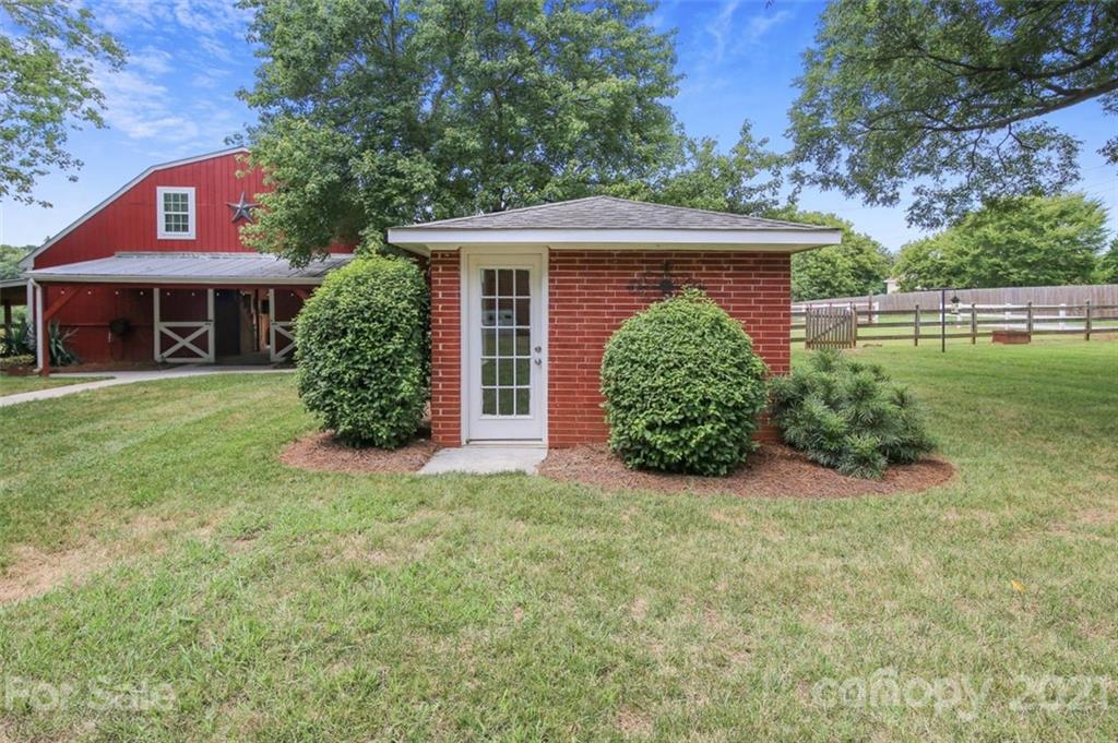 6532 Potter Road Matthews, NC 28104 - Photo 9 of 30 Gallery Image 9
