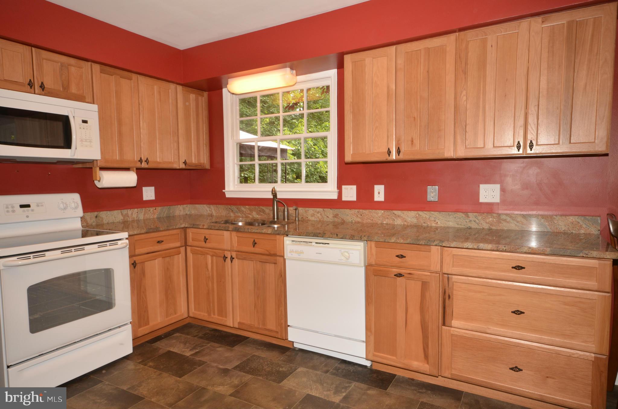 122 Peyton Road Sterling, VA 20165 - Photo 4 of 25 Upgraded hickory "soft close"cabinets with granite