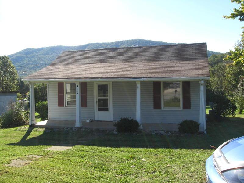 3755 Bandy Road Roanoke, VA 24014 - Photo 1 of 5 a front view of a house with garden