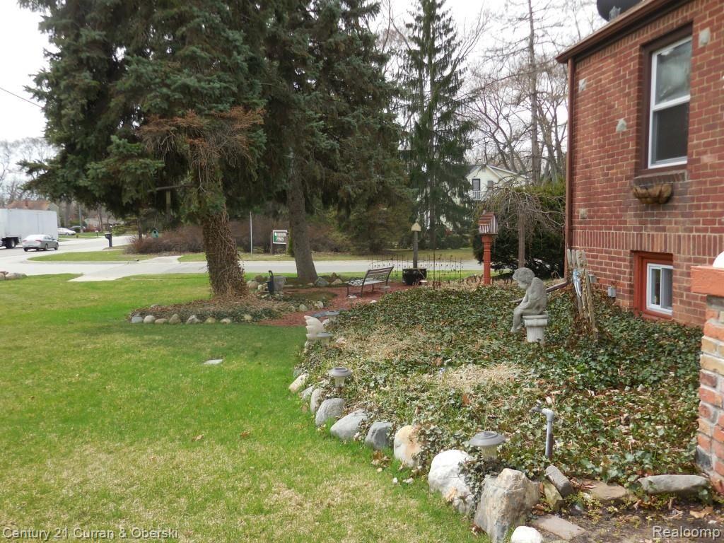 18845 Merriman Road Livonia, MI 48152 - Photo 38 of 43 NICELY LANDSCAPED