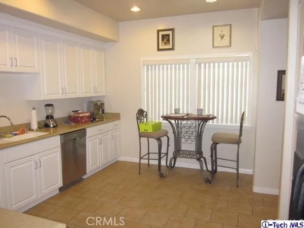 $4,100 | 2283 Waltonia Drive, Unit 105, Montrose, CA 91020