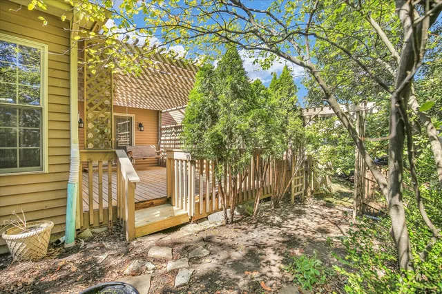 a view of a house with backyard