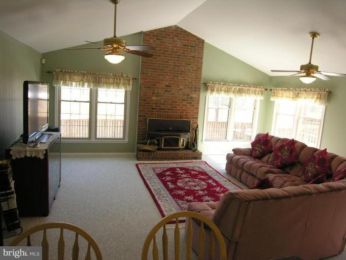 9519 Retriever Road Burke, VA 22015 - Photo 17 of 22 Family Room