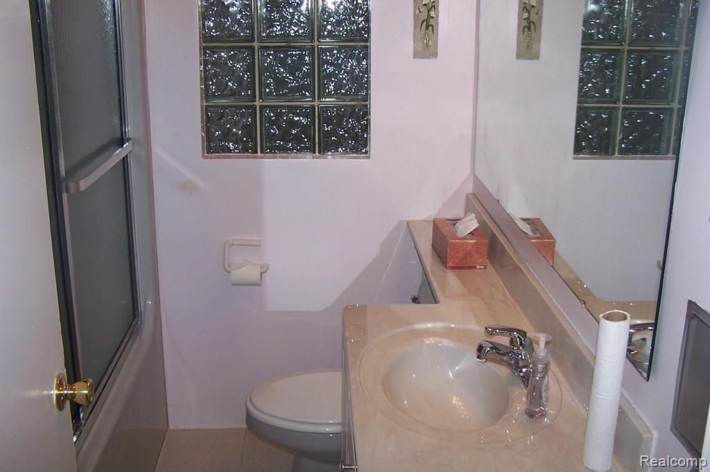 15098 Merriman Road Livonia, MI 48154 - Photo 6 of 17 100_6390.jpg