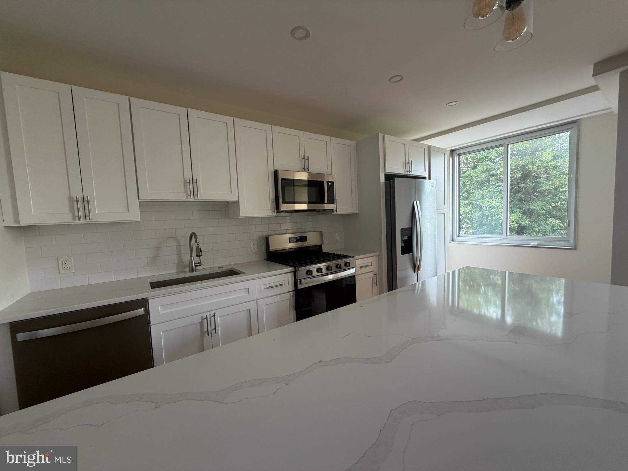 191 Presidential Boulevard, Unit R524 Bala Cynwyd, PA 19004 - Photo 17 of 28 Gas range, microwave, dishwasher & stainless sink