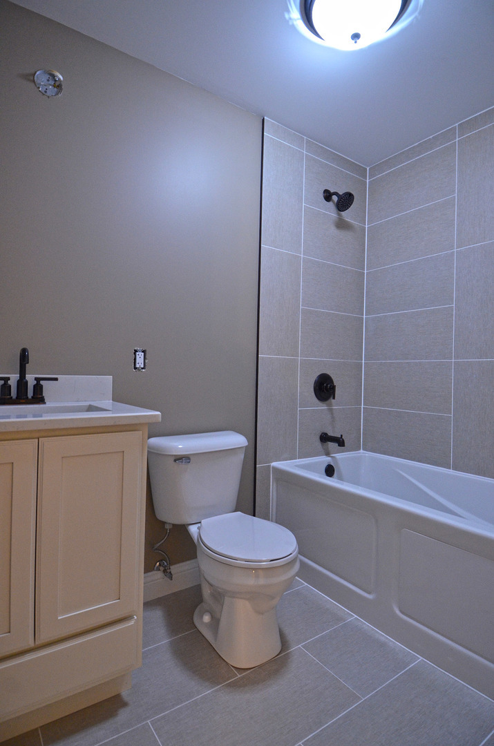 3290 East 289th Road LaSalle, IL 61301 - Photo 20 of 23 a bathroom with a toilet a sink and bathtub