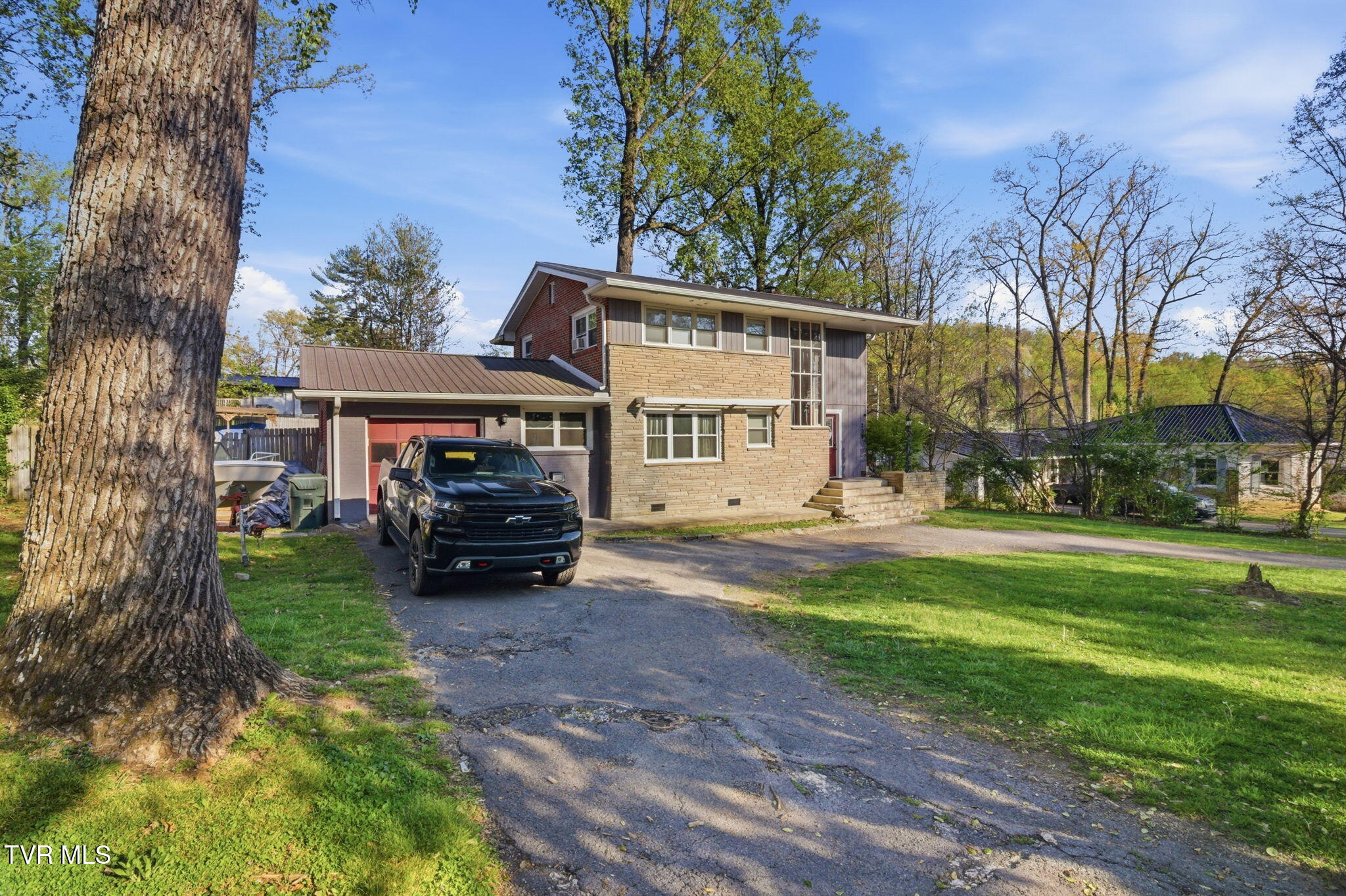 209 Haynes Boulevard Greeneville, TN 37745 - Photo 2 of 35 1-web-or-mls-DZ3A0001