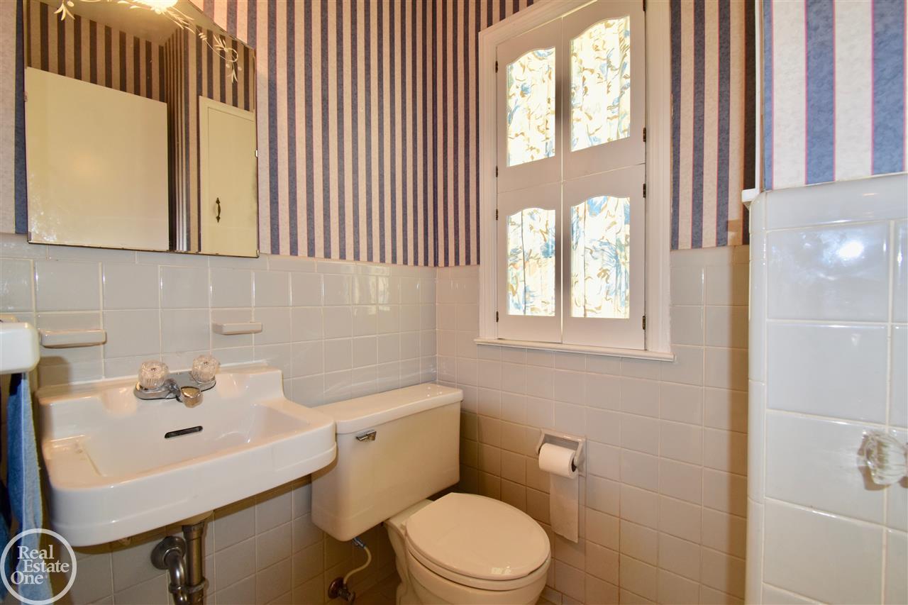 1699 Severn Road Grosse Pointe, MI 48236 - Photo 15 of 28 31384955-14.JPG