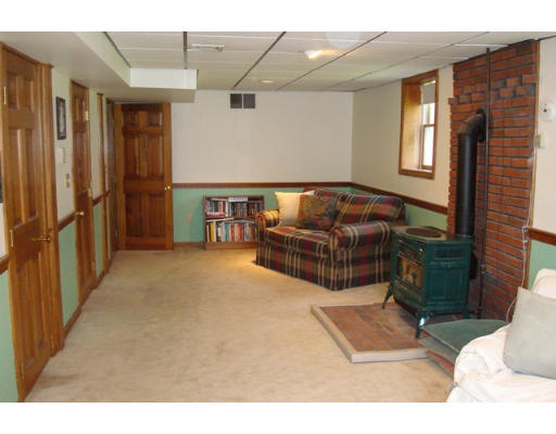 31 Cambridge Road Nashua, NH 03062 - Photo 6 of 11 a living room with furniture