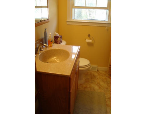 31 Cambridge Road Nashua, NH 03062 - Photo 9 of 11 a bathroom with a sink and mirror