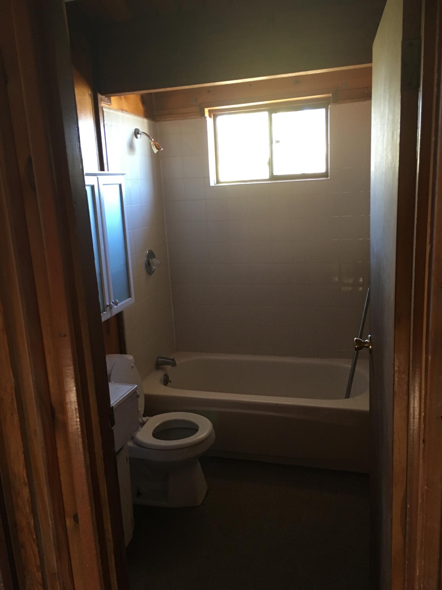 43254 52nd Street West Lancaster, CA 93536 - Photo 10 of 18 a bathroom with a toilet a sink and bathtub