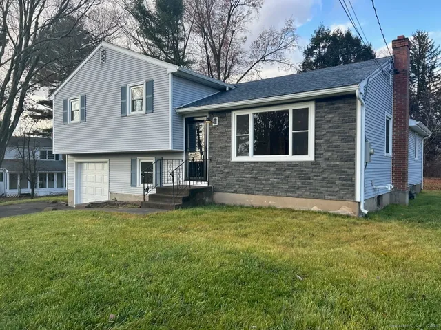 a view of a yard in front of house