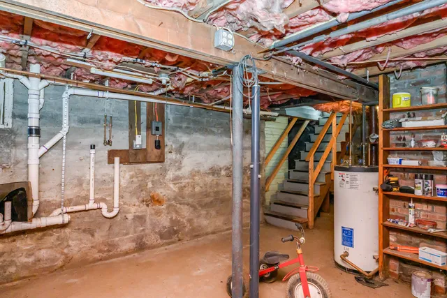 a view of entryway with a