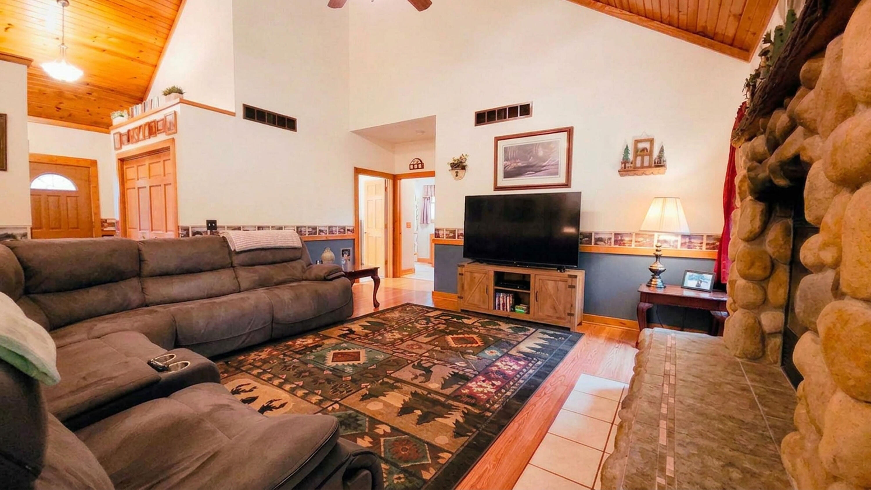 N5079 Sinissippi Point Road Hubbard, WI 53039 - Photo 21 of 45 Living Room