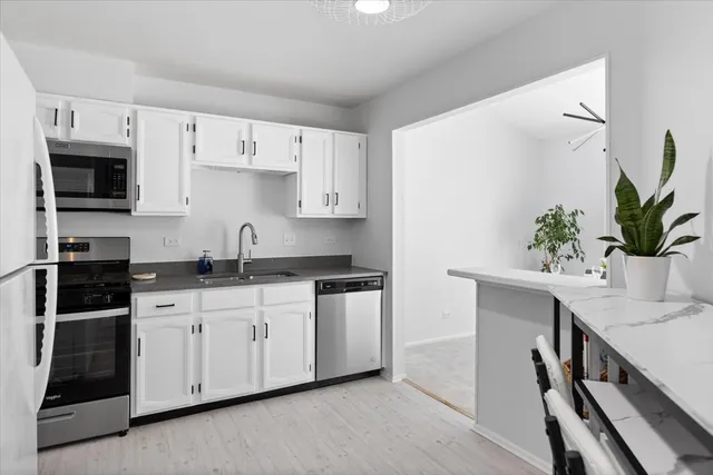 $284,000 | 1606 Stratford Court, Unit C2, Wheeling, IL 60090