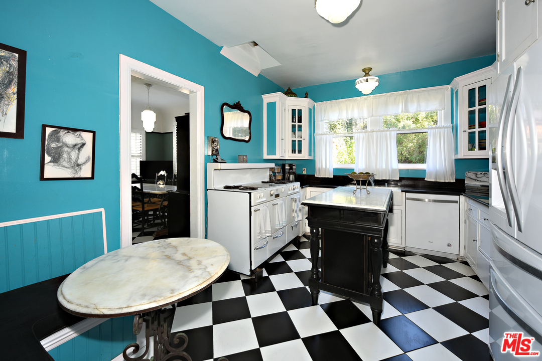 1722 Buckingham Road Los Angeles, CA 90019 - Photo 14 of 40 Gallery Image 14