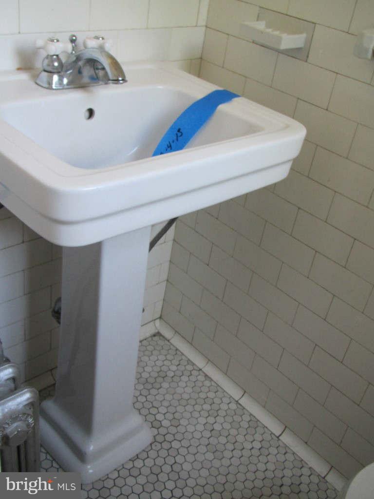 400 Somerset Road Baltimore, MD 21210 - Photo 4 of 24 Bath