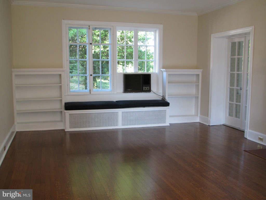 400 Somerset Road Baltimore, MD 21210 - Photo 6 of 24 Living Room