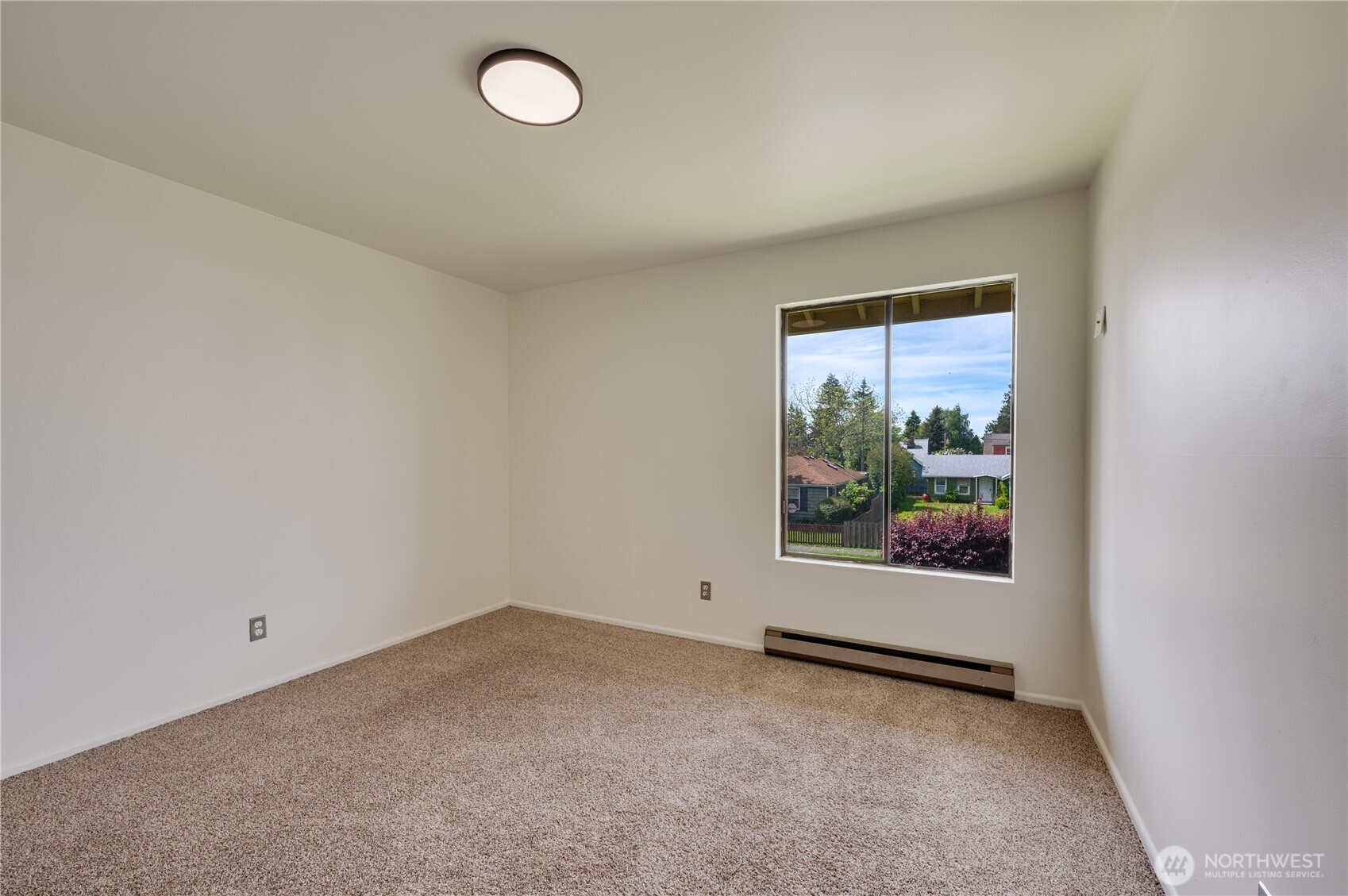 310 South 11th Street, Unit 212 Mount Vernon, WA 98274 - Photo 13 of 18 an empty room with window