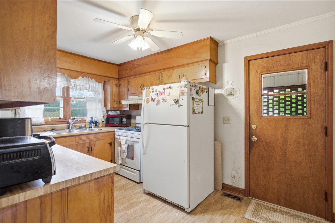 282 West Bennett Road Westminster, SC 29693 - Photo 6 of 42 This cozy kitchen features classic wood cabinetry and provides a functional space for everyday living.