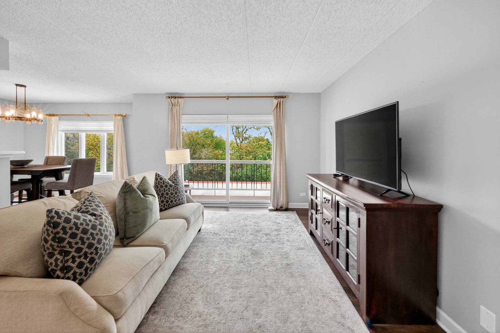 555 South River Road, Unit 301 Des Plaines, IL 60016 - Photo 4 of 26 Gallery Image 4