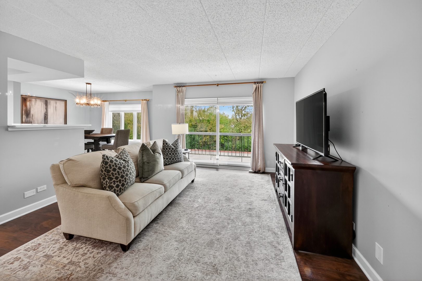 555 South River Road, Unit 301 Des Plaines, IL 60016 - Photo 5 of 26 Gallery Image 5