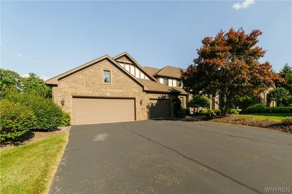 $994,999 | 7 Beauclaire Lane, Perinton, NY 14450