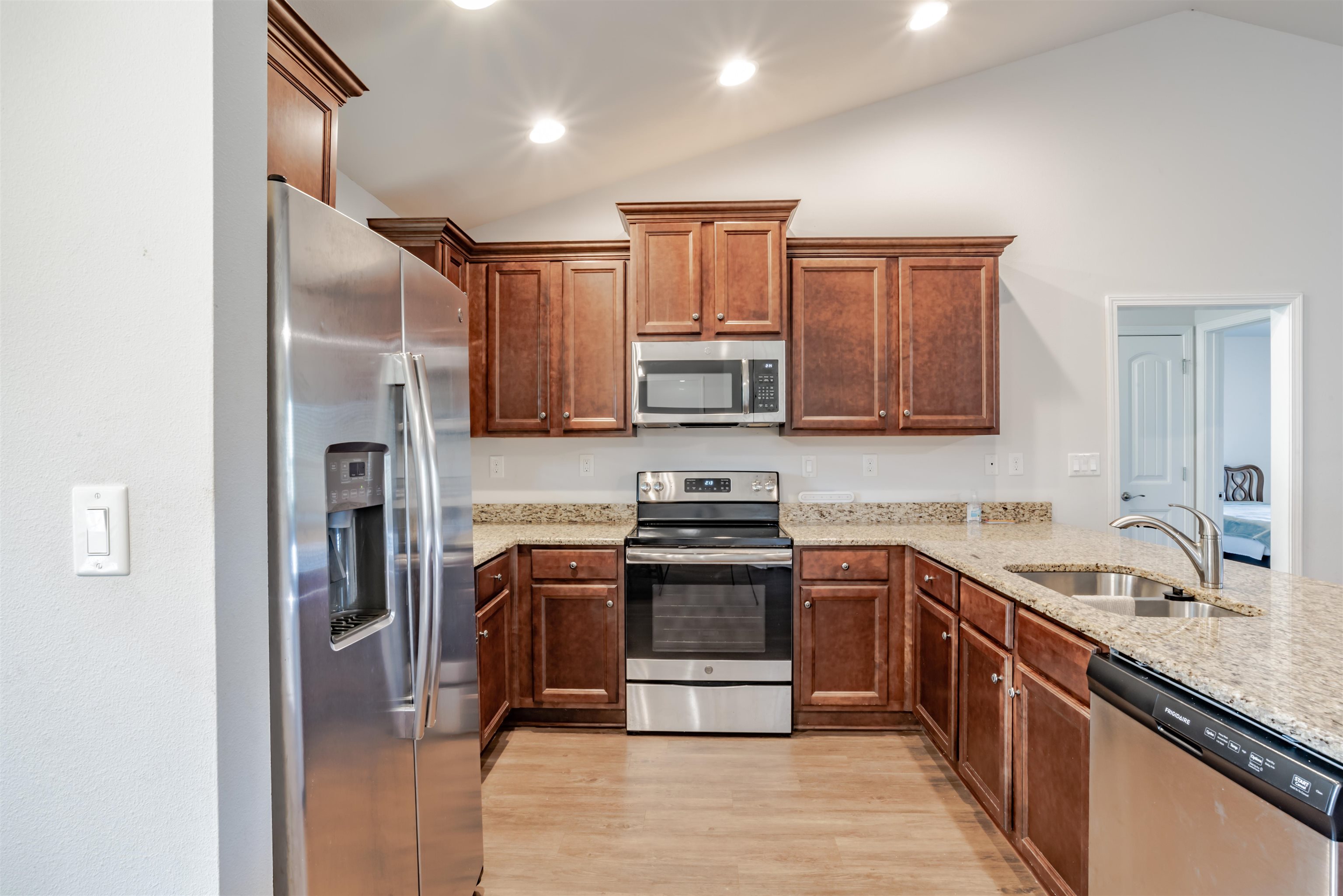 13168 Vincent Court Foley, AL 36535 - Photo 11 of 33 Kitchen