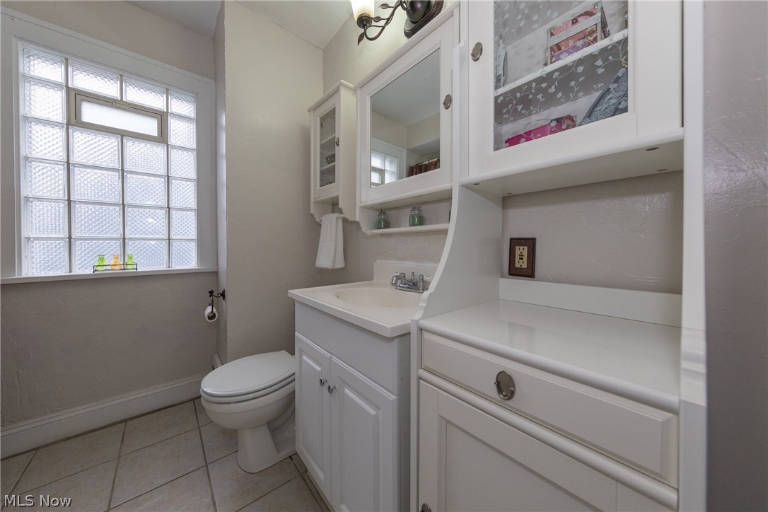 3996 Rosemond Road Cleveland Heights, OH 44121 - Photo 21 of 29 The Main Bathroom
