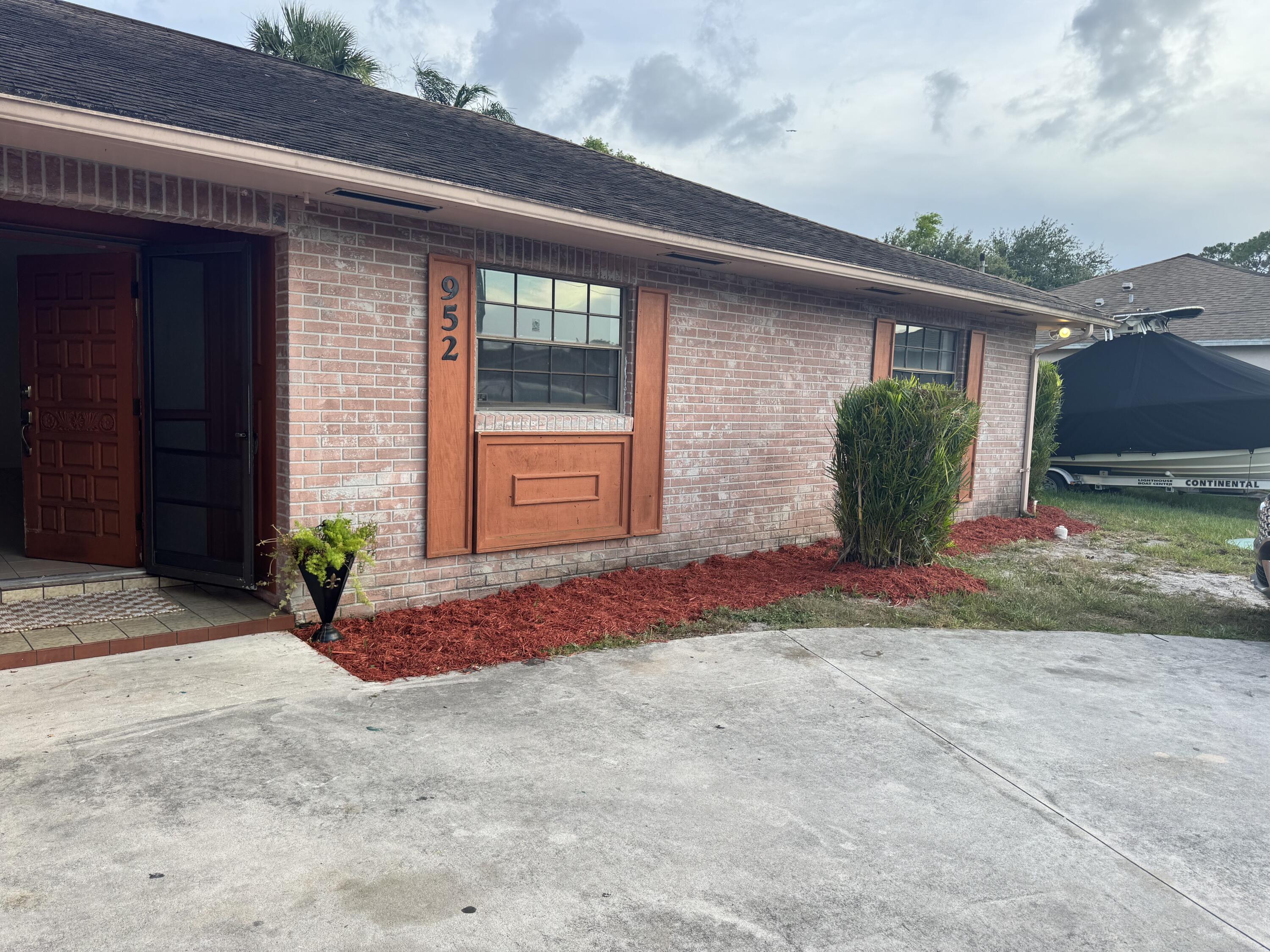 952 Southeast Walters Terrace Port St. Lucie, FL 34983 - Photo 9 of 14 a front view of a house
