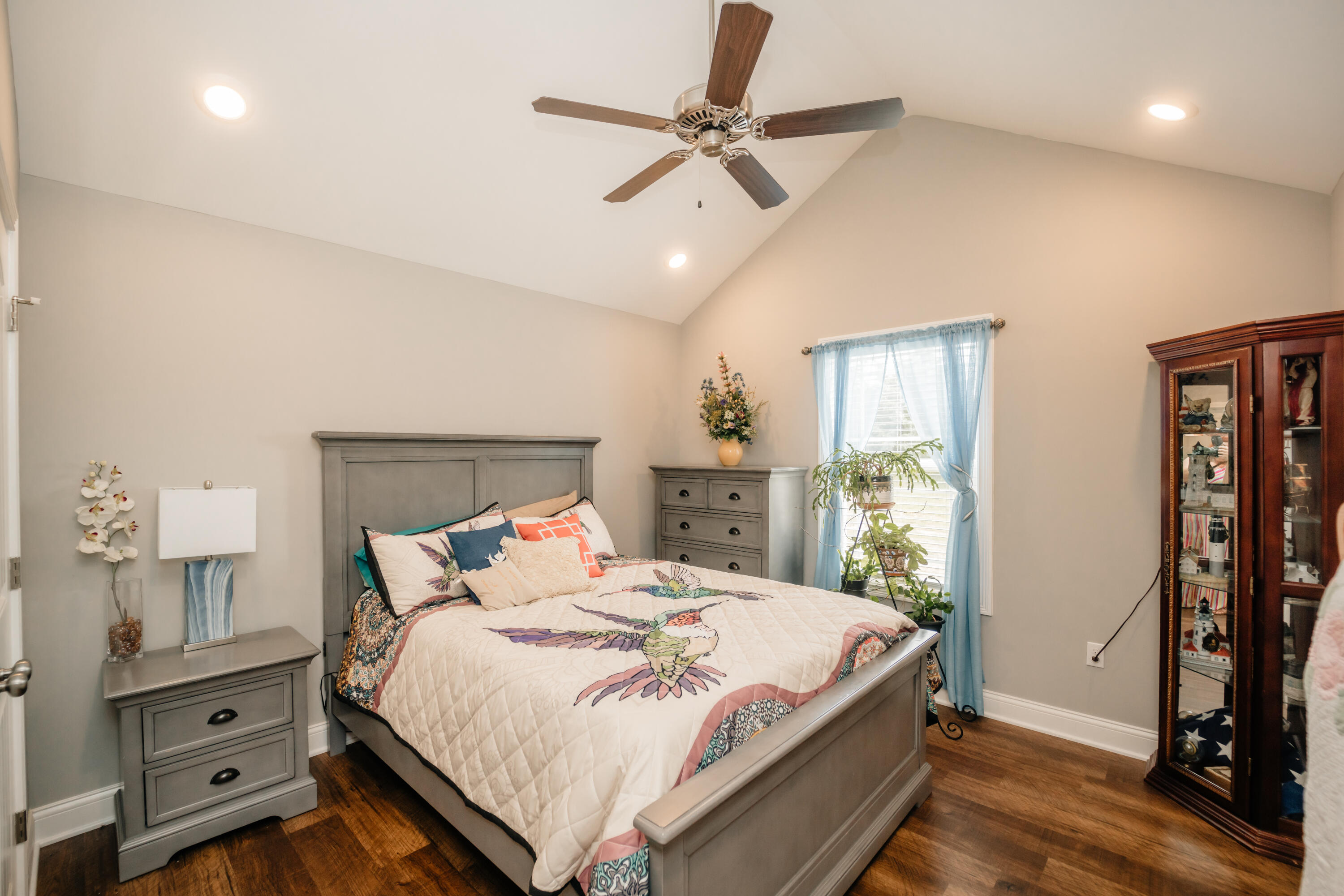 15 Lake Ridge Road Somerset, KY 42503 - Photo 9 of 14 Roomy Guestroom!