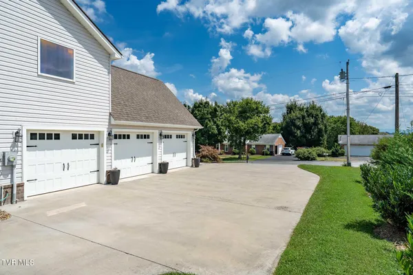 $574,000 | 102 Mountain View Circle, Piney Flats, TN 37686