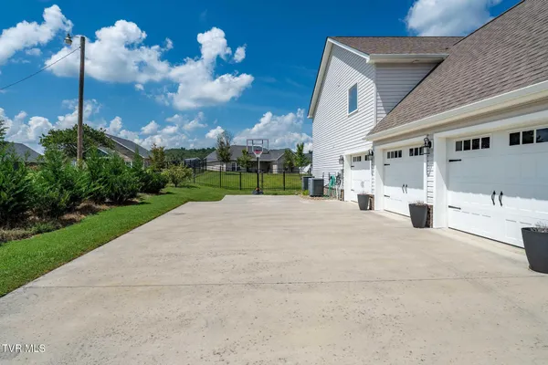 $574,000 | 102 Mountain View Circle, Piney Flats, TN 37686