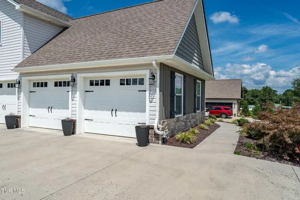 $574,000 | 102 Mountain View Circle, Piney Flats, TN 37686